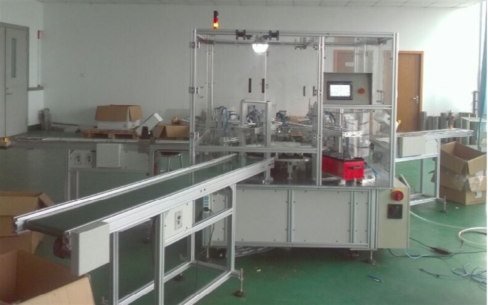 百雀羚化妆品瓶子组装机器